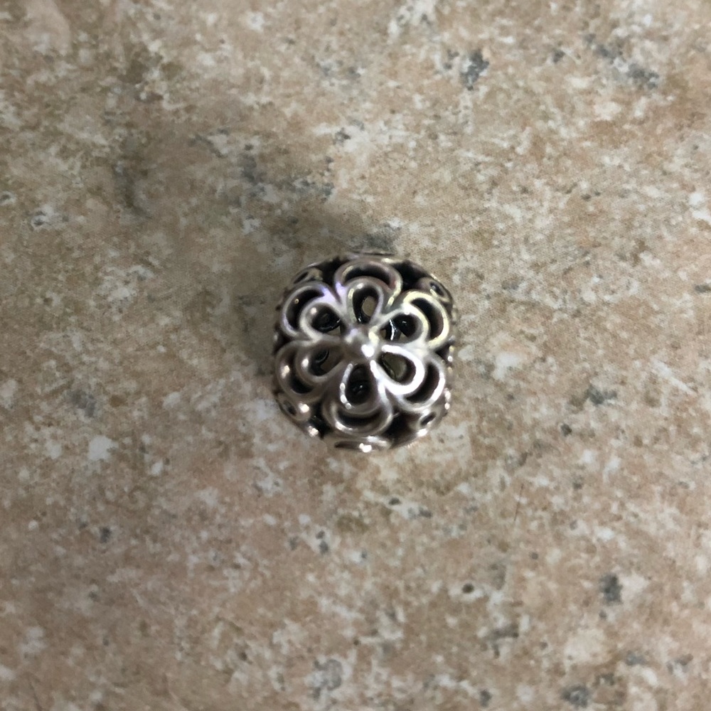 Pandora picking daisies charm